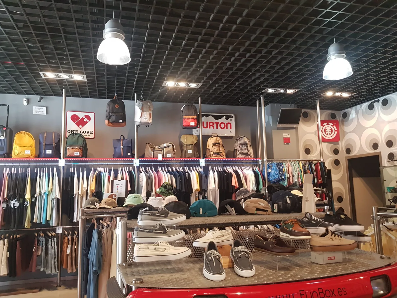 Interior de la tienda Funbox en Benimaclet: calzado, mochilas y ropa de surf y skate