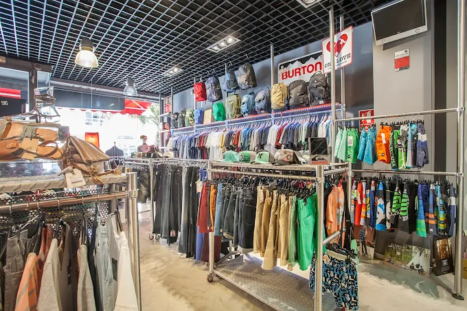 Pantalones y jeans en percheros