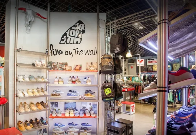 Expositor de zapatillas y mural Satorisan