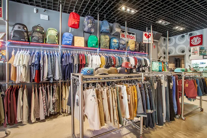 Percheros de ropa y sección de gorras