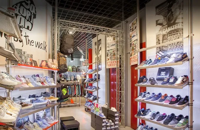 Pasillo de la tienda con zapatillas y murales