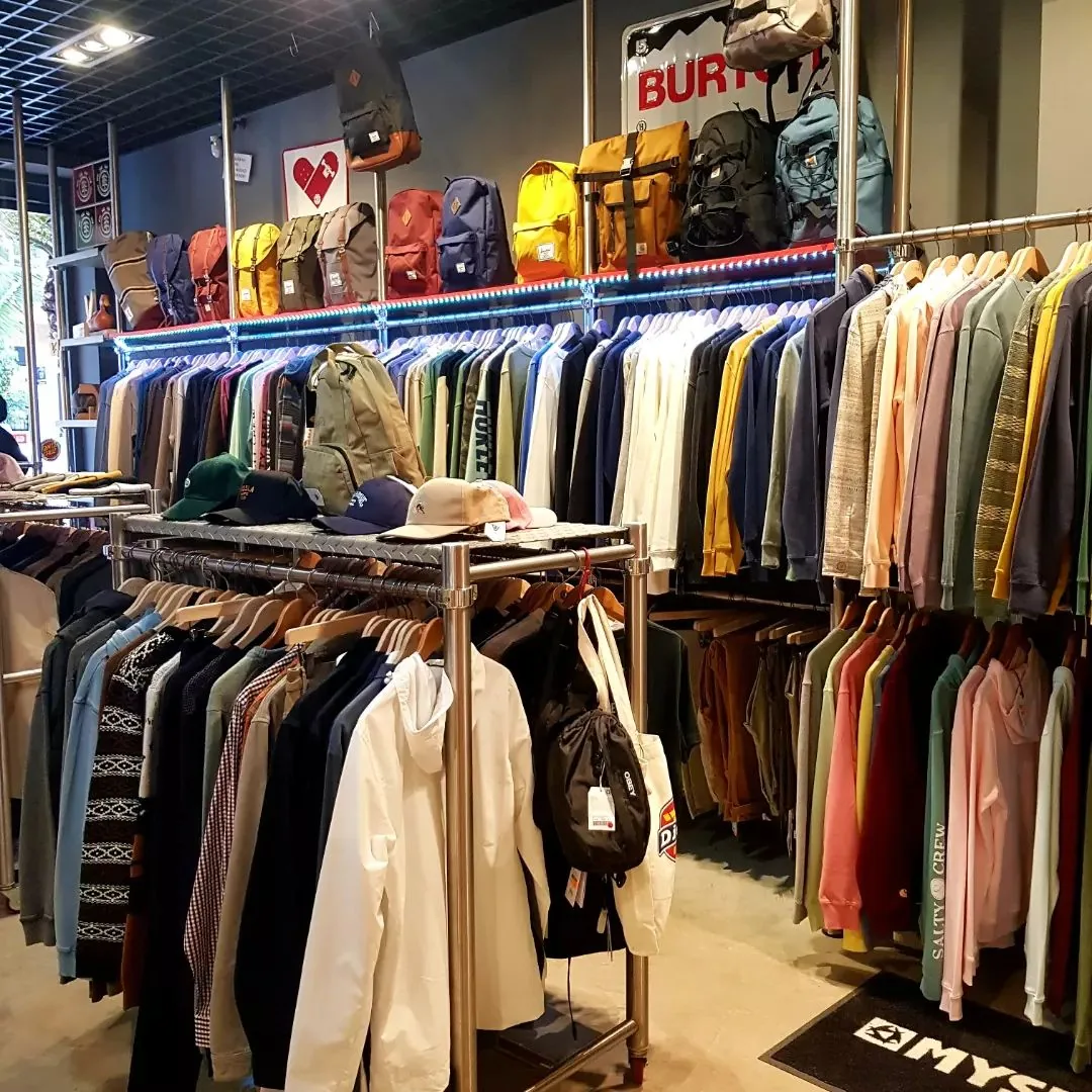 Percheros de ropa, mochilas y gorras en la tienda Funbox de Benimaclet